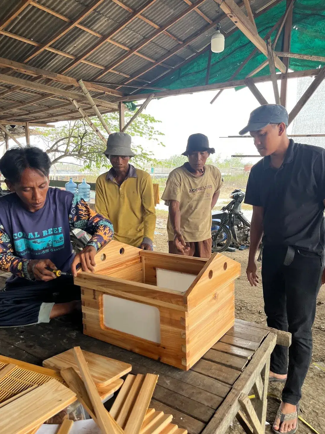 Pembuatan kotak lebah bersama warga