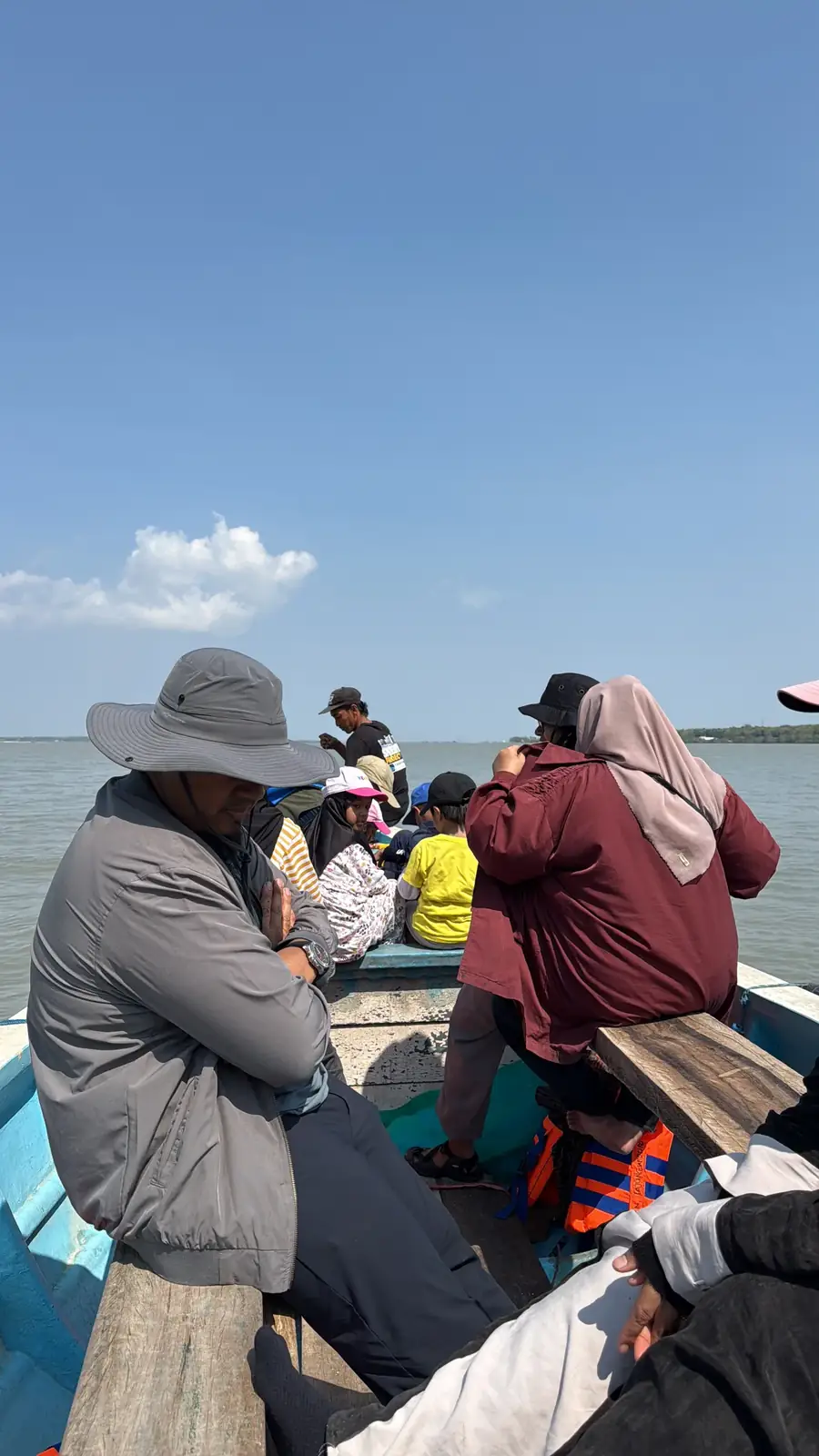 Perjalanan perahu menyusuri pesisir Mengare