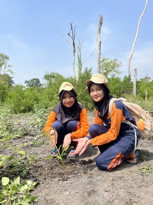 Planting with students around Fort Lodewijk